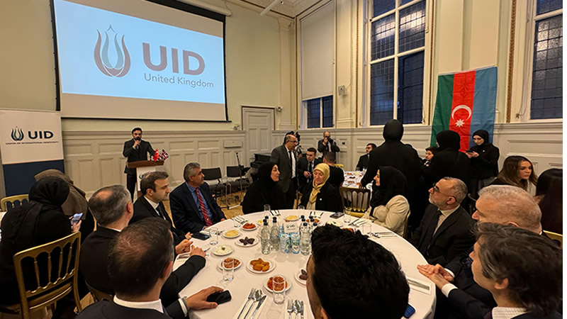 Londra’da Uluslararası Demokratlar Birliği’nin İftar Programına Yoğun İlgi