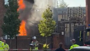 Londra’da Elektrik Trafo Merkezi Alev Aldı: Duman Kilometrelerce Uzaklıktan Görüldü
