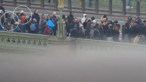 Westminster Köprüsü’nde Batman ve Robin Kılığında Operasyon