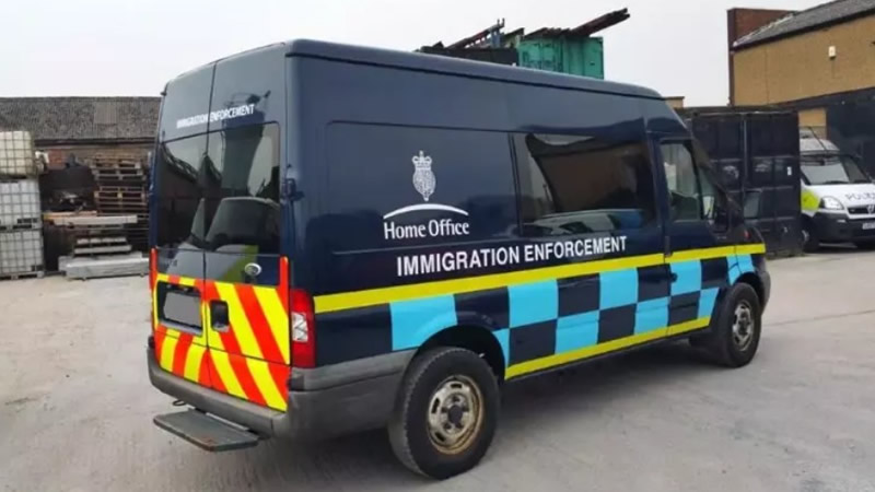 İngiltere Polisi “Turkish Barber” Tabelalı İşletmelere Operasyon Düzenledi