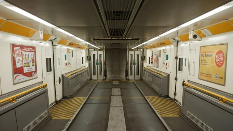 Eurotunnel Yolcuları İçin Yeni Kurallar Tepki Çekti: Geç Kalan Tatilcilere Çifte Ücret Şoku