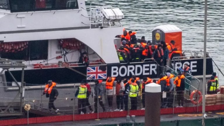 İngiltere Fransa’ya Sınır Dışı Edeceği Sığınmacıları Geri Gönderme Merkezlerine Yerleştirdi