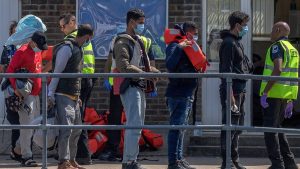 İngiltere, Göçmenlerin Yaşını Belirlemek İçin Yapay Zeka Kullanacak