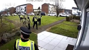 Kızlarının Okulunu Şikayet Eden Ebeveynler Polis Tarafından Gözaltına Alındı