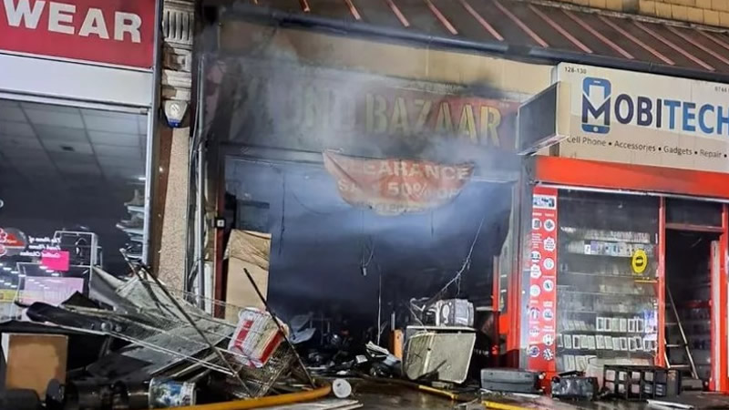 Doğu Londra’da Büyük Yangın: 125 İtfaiyeciyle Müdahale Edildi, Cadde Saatlerce Kapalı Kaldı