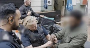 İngiltere’de Yasadışı Çalışan Göçmenlere Yönelik Baskınlarda 21 Kişi Tutuklandı