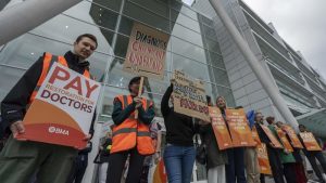 İngiltere’de Asistan Doktorlar Grevde: Maaş Krizi Büyüyor