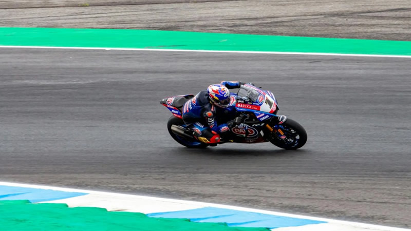 Toprak Razgatlıoğlu İngiltere’de Tarih Yazdı: Üçte Üçlük Zafer Serisi