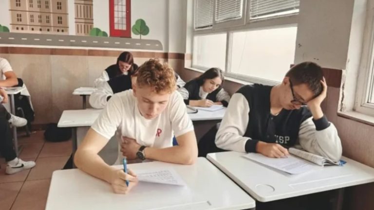 İngiltere, Galler ve Kuzey İrlanda’da A-Level, T-Level ve BTec Sonuçları Açıklandı