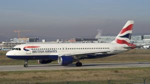 Londra’ya Gelen Uçuş Görevlisi Uçakta Çıplak ve Uyuşturucu Etkisi Altında Yakalandı