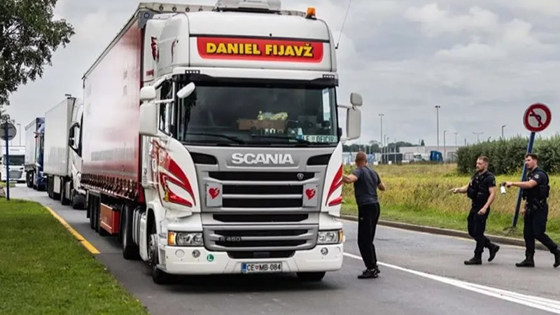 Fransa’dan İngiltere’ye Soğutmalı Kamyonda Geçmeye Çalışan 15 Göçmen Kurtarıldı