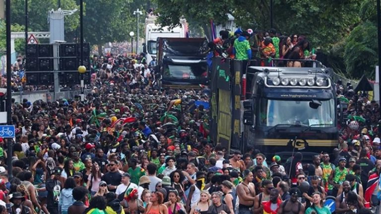 Notting Hill Karnavalı Sona Erdi: İki Bıçaklı Saldırı ve 400’ün Üzerinde Gözaltı