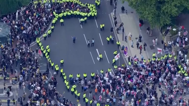 İngiltere Genelinde Sığınmacı Otelleri Protestosu: Polis 12 Kişiyi Gözaltına Aldı