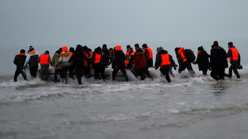 İngiltere, Manş Denizi’nden Gelen Sığınmacıları Fransa’ya Geri Göndermeye Başlıyor