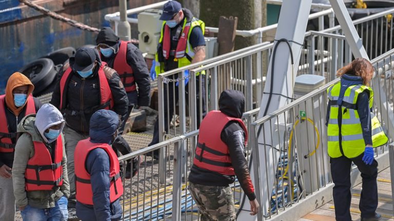 İngiltere’de Mülteci Aile Birleşiminin Askıya Alınması Umutları Yerle Bir Etti