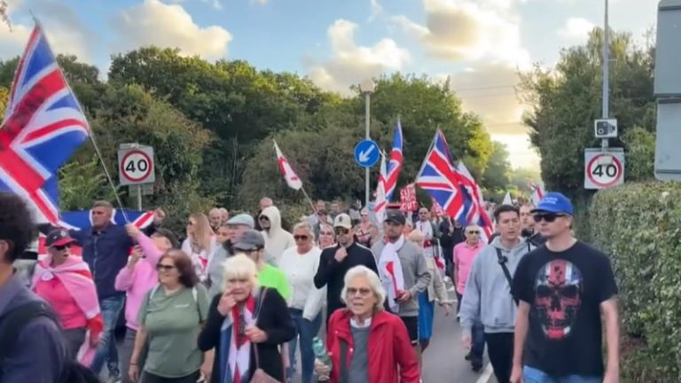 Epping’de Sığınmacı Oteli Protestocuları Polisle Çatıştı: 3 Kişi Tutuklandı